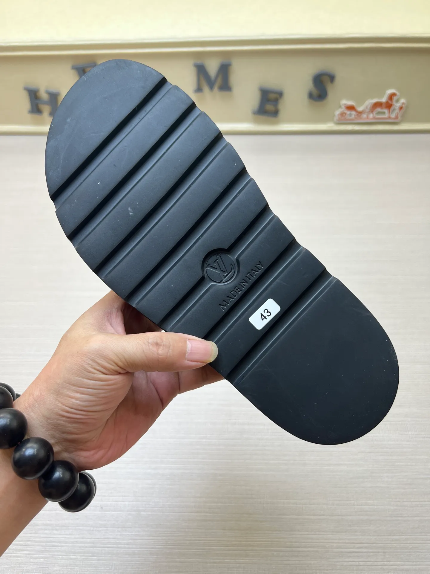 Factory price: 360💰【LOUIS VUITTON】Louis Vuitton, LV printing, men's and women's slippers are on the market, drawer box packaging with cloth bag, card, the upper pattern looks very soft and waxy, super versatile leg slimming artifact. Fabric: imported denim/canvas/old fabric, LV hardware LOGO, official website pattern printing, comfortable to wear, foot pads: high elastic men's shoes💰U water table. Sole: foam sole, heel height: about 5cm. Code number: 35-46, 35, 45, 46 are custom-made and non-returnable. Color: multiple colors and styles available.